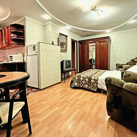 Квартира с большой верандой на Белецкого возле ISIDA, Шалимова, cozy flat on Beletskogo Street Киев Экстерьер фото