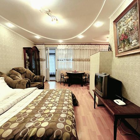 Квартира с большой верандой на Белецкого возле ISIDA, Шалимова, cozy flat on Beletskogo Street Киев Экстерьер фото